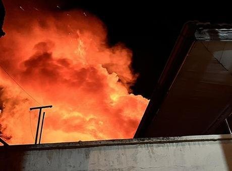 Yangın, saat 23.30 sıralarında Seyitali Mahallesi 184 Sokak’ta meydana geldi.