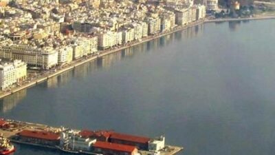 Yunan basınındaki haberlere göre, onlarca balıkçı teknesi liman girişine geldi.